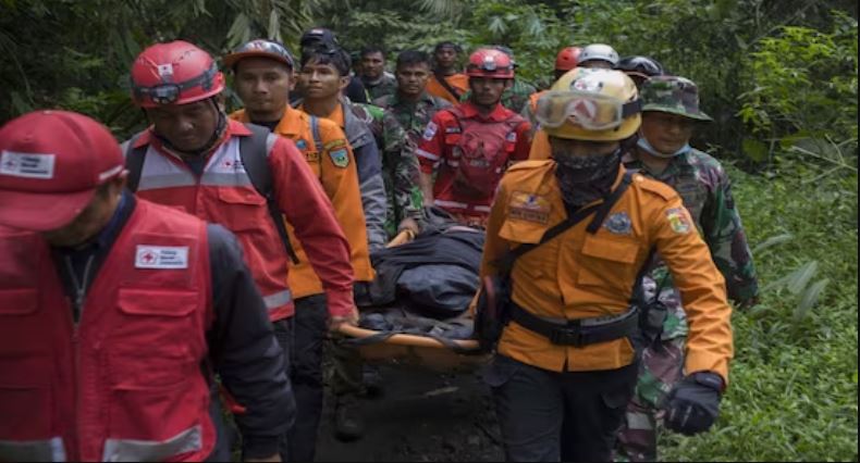 Жертвами извержения вулкана в Индонезии стали уже 22 человека: фото — фото