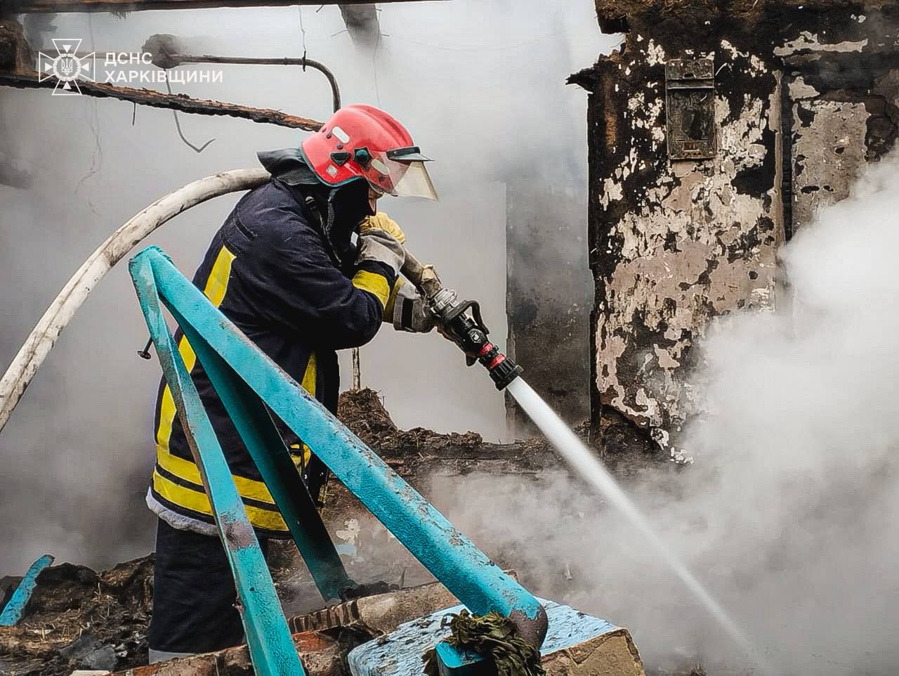 Женщина и двое детей пострадали в результате российской атаки на жилой сектор в Харьковской области — фото 1