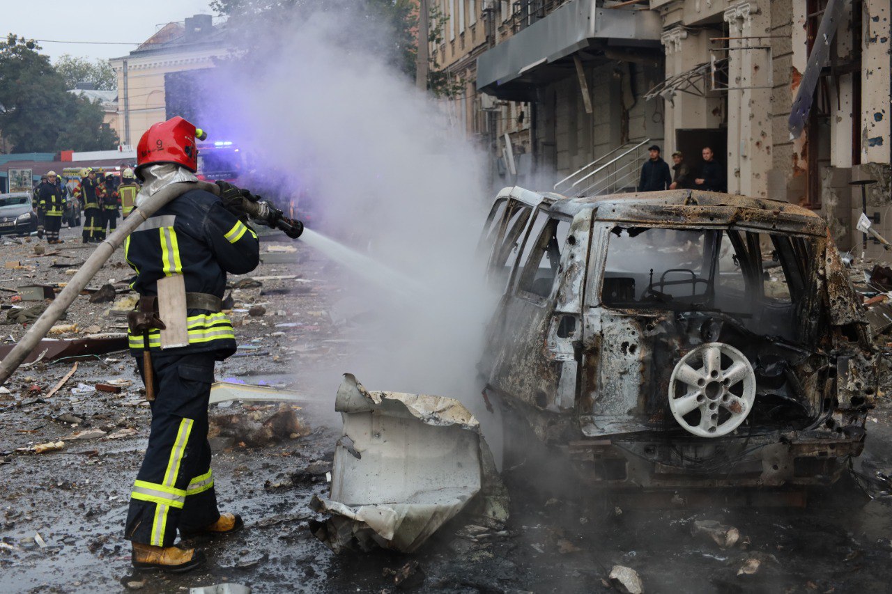 В Харькове растет число раненых при ракетном ударе: новые кадры — фото 3