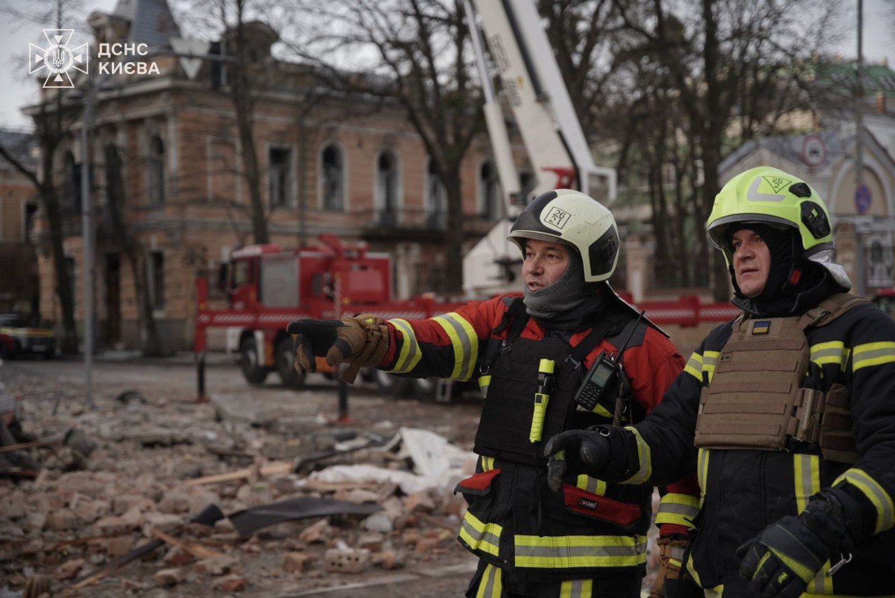 Під завалами житлового будинку у Києві знайшли загиблу жінку: фото — фото 5