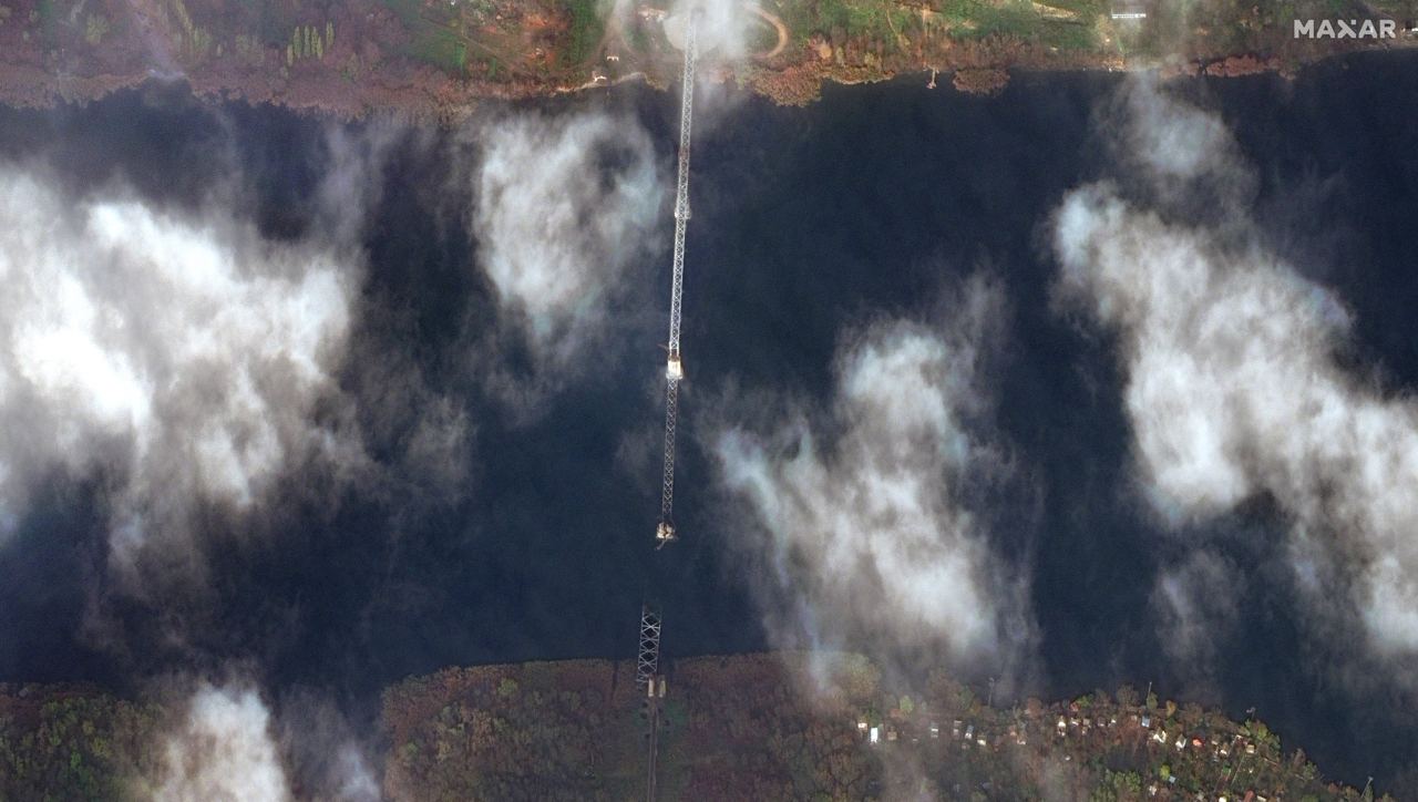 Россияне взорвали дамбу Каховской ГЭС при отступлении: спутниковые снимки — фото 1
