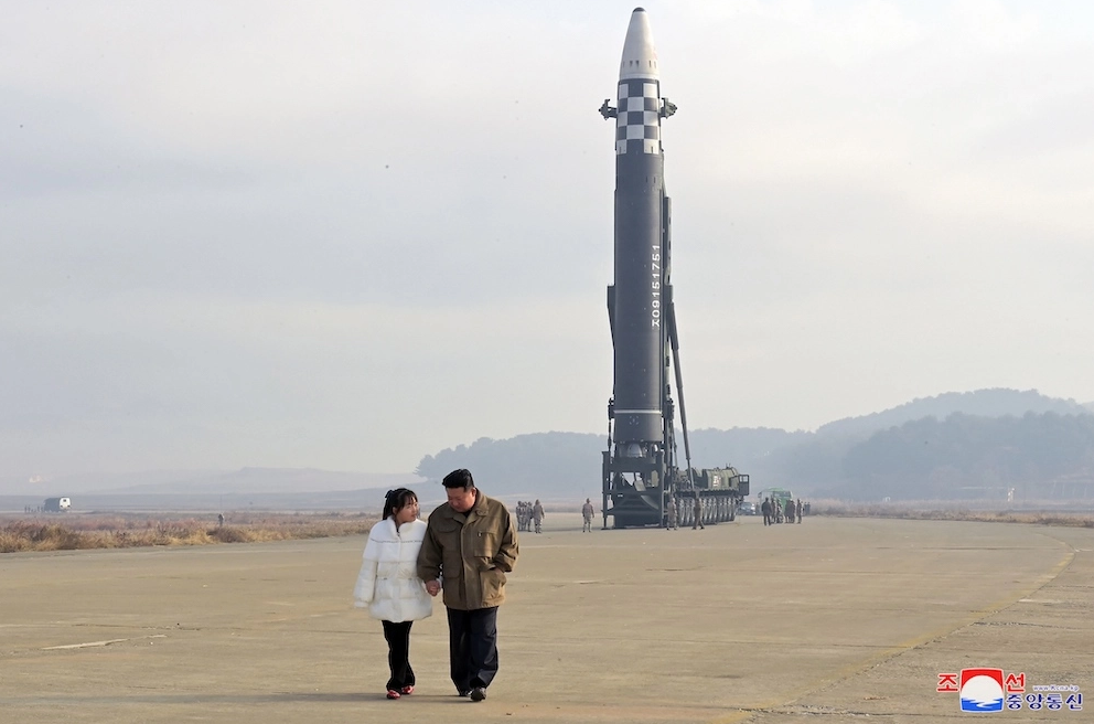 Ким Чен Ын впервые показал дочь на полигоне по испытанию ракеты Hwasongpho-17 — фото 1