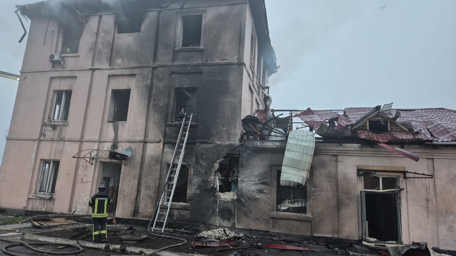 Росіяни атакували залізничну станцію ”Запоріжжя-Кам'янське” у Дніпропетровській області — фото 6