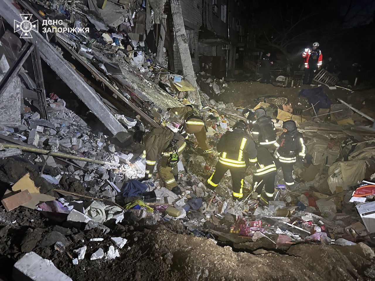Під завалами гуртожитку у Запоріжжі перебуває 1 особа, постраждали 17: кадри з місця — фото 9 Під завалами гуртожитку у Запоріжжі перебуває 1 особа, постраждали 17: кадри з місця — фото 9