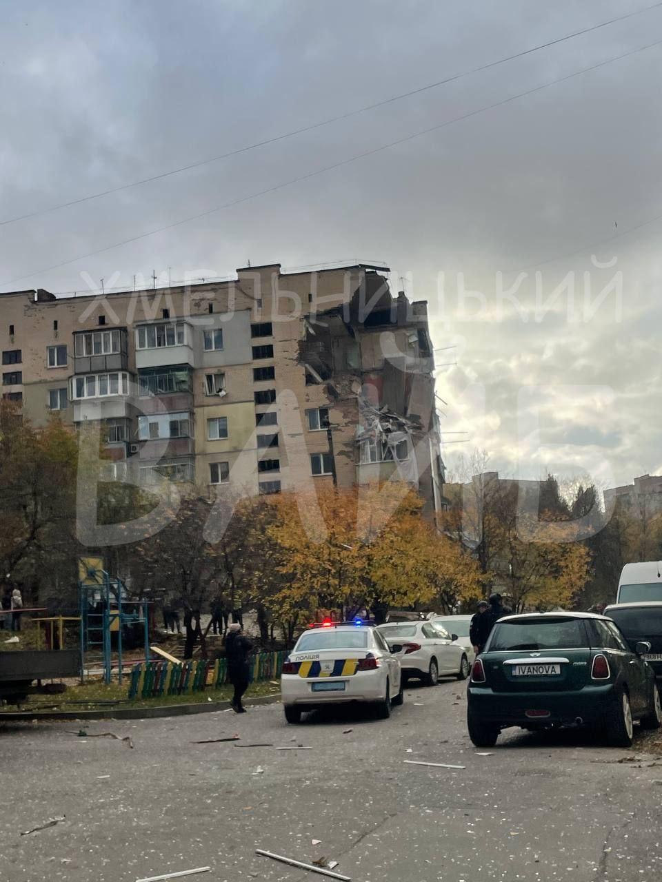 В Хмельницком прогремел взрыв в многоэтажке, после чего обрушились несколько этажа: кадры — фото 3