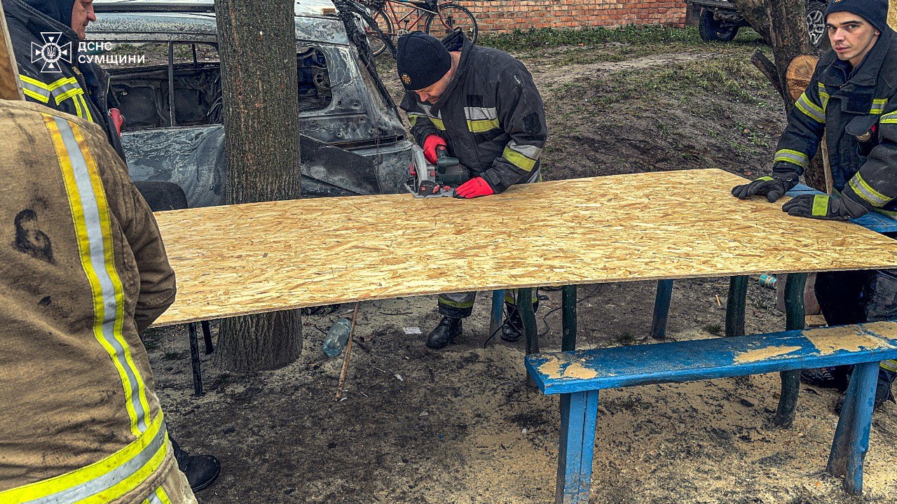 В Ахтырке продолжаются аварийно-восстановительные работы после российского удара: кадры — фото 2