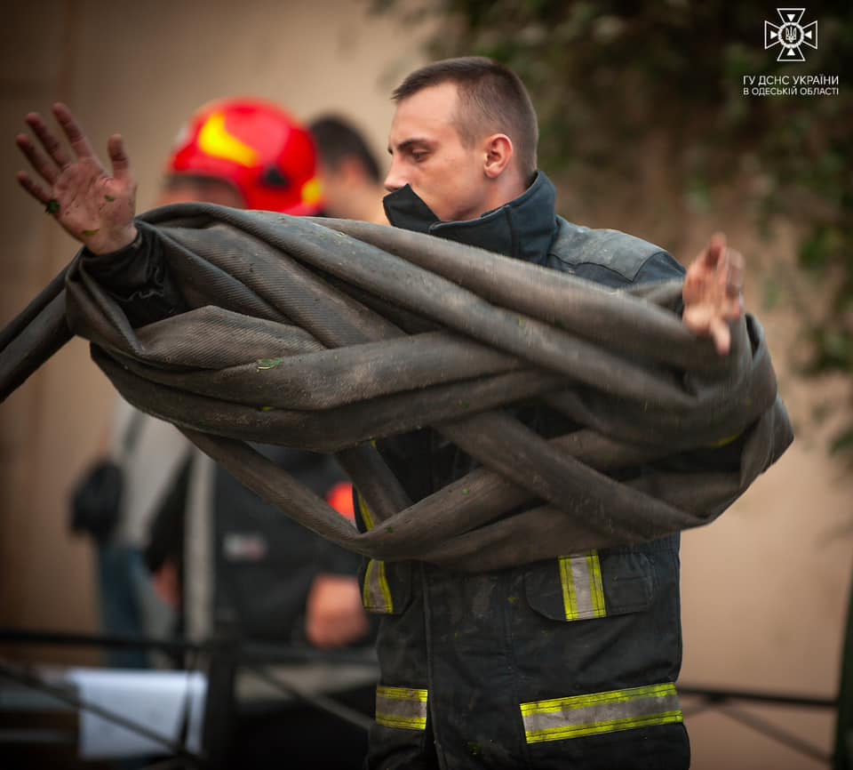 Рятувальники показали, як гасили пожежу після ракетного удару по Одесі: відео — фото 10
