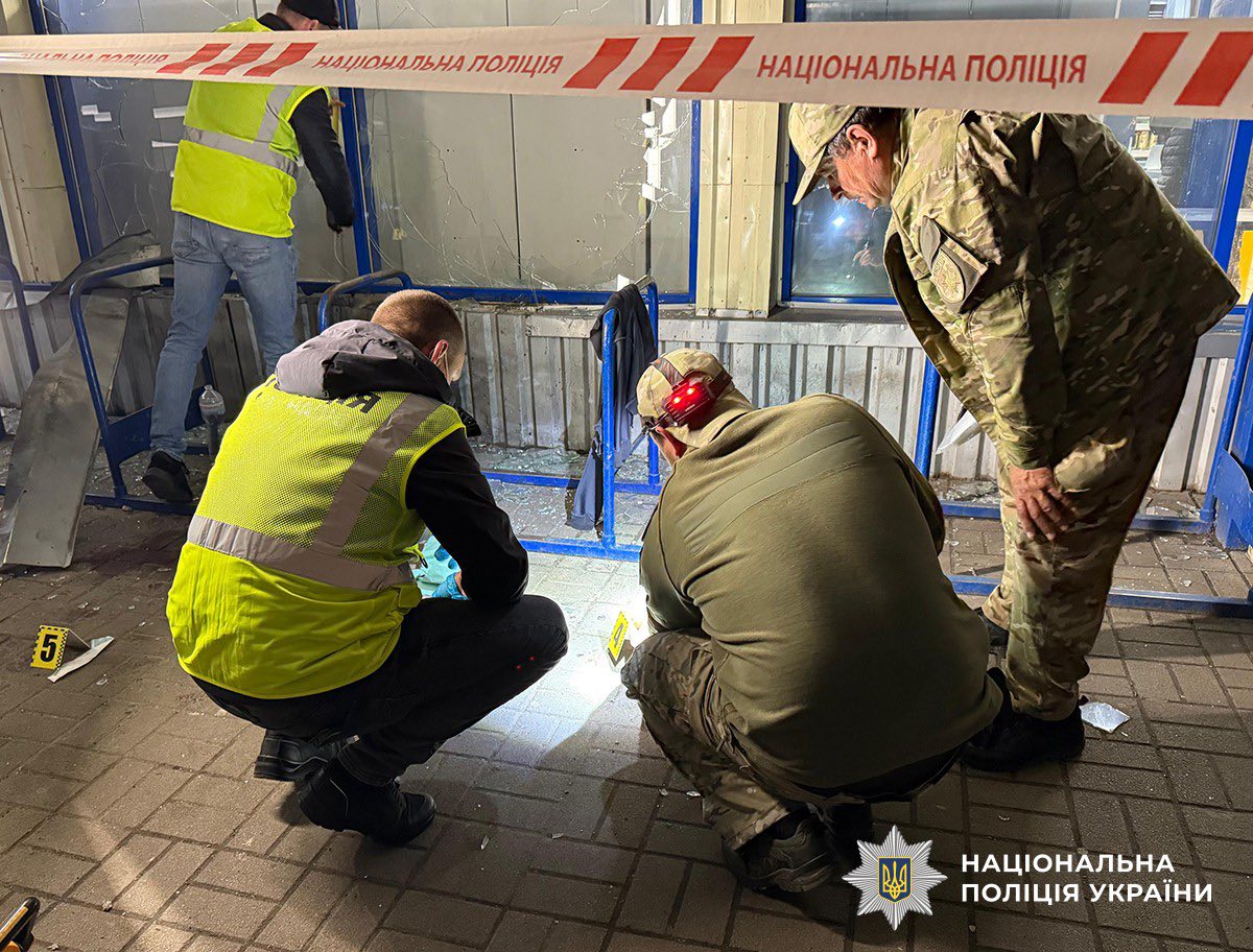 У Житомирі чоловік кинув гранату до групи людей біля супермаркету: поранено 6 людей — фото 5