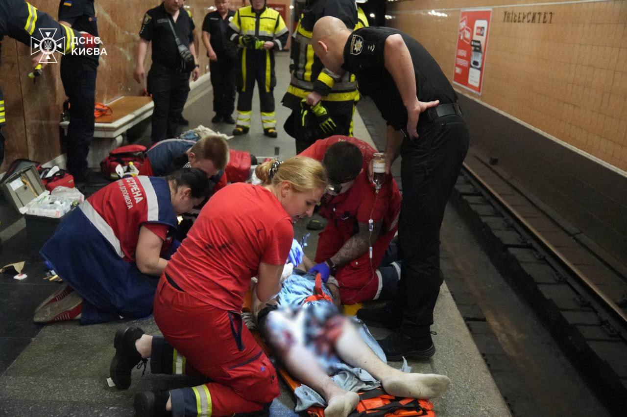 Чоловіка, який упав під потяг у київському метро, деблокували: рятувальники показали, як це було — фото 4