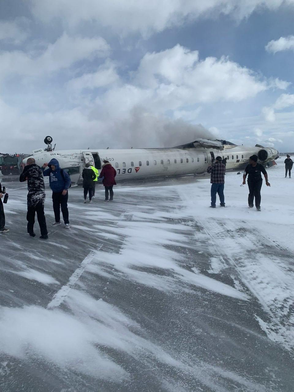 Момент падіння літака авіакомпанії Delta Airlines у Торонто потрапив на камеру — фото 1