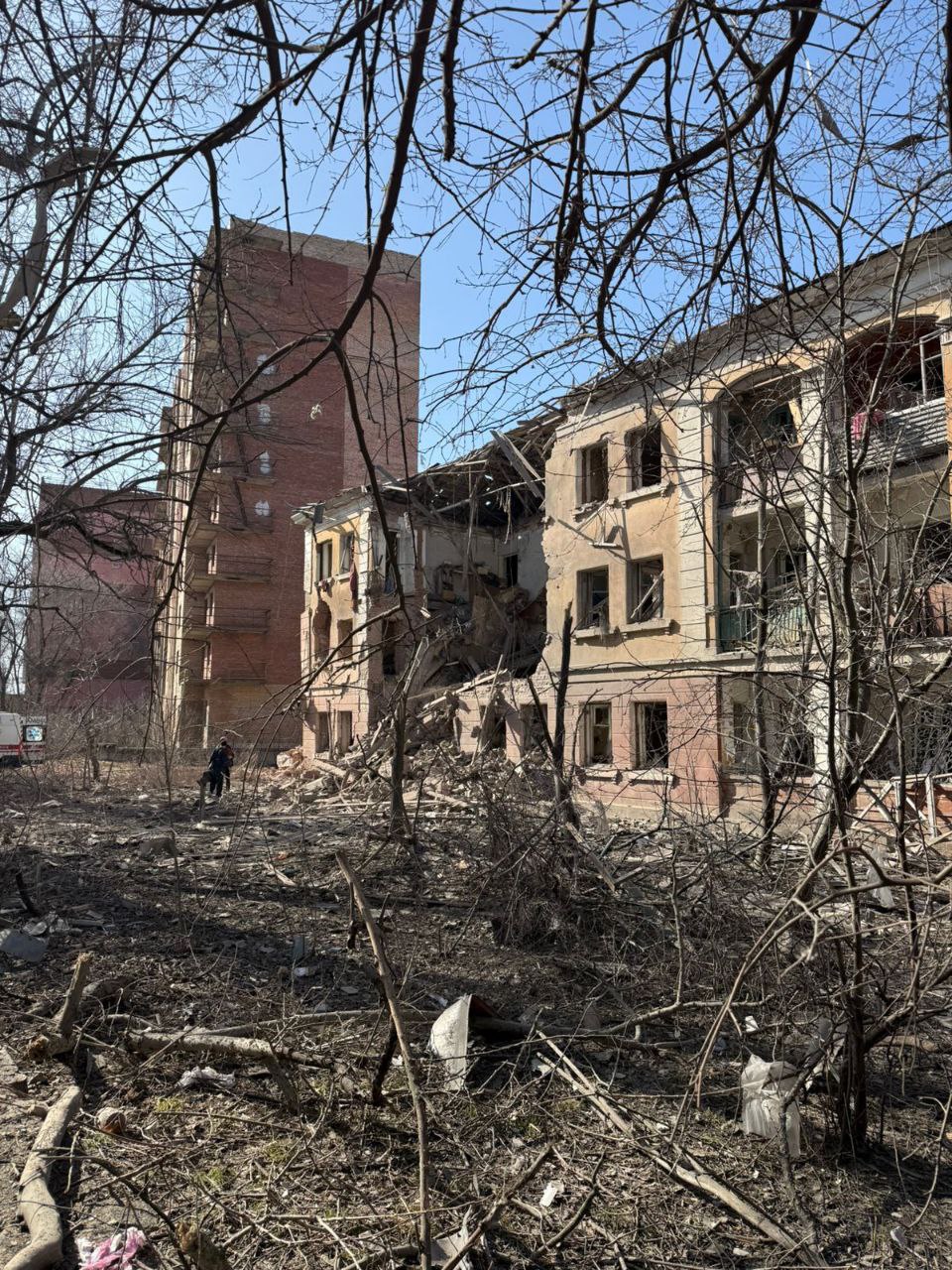 Число загиблих через російську атаку на Слов'янськ зросло до 4 осіб, поранених - до 20 — фото 1