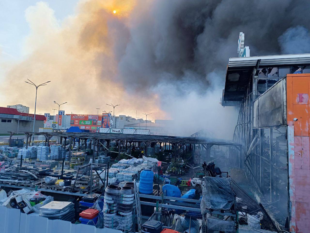 Удар по ”Эпицентру” в Харькове: спасатели показали, как работают внутри гипермаркета — фото 2