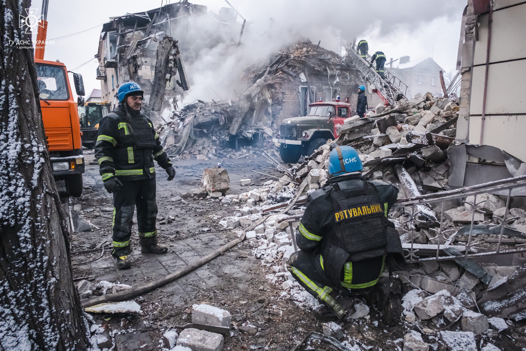 Спасатели показали, как разбирают завалы в Новогродовке: фото — фото