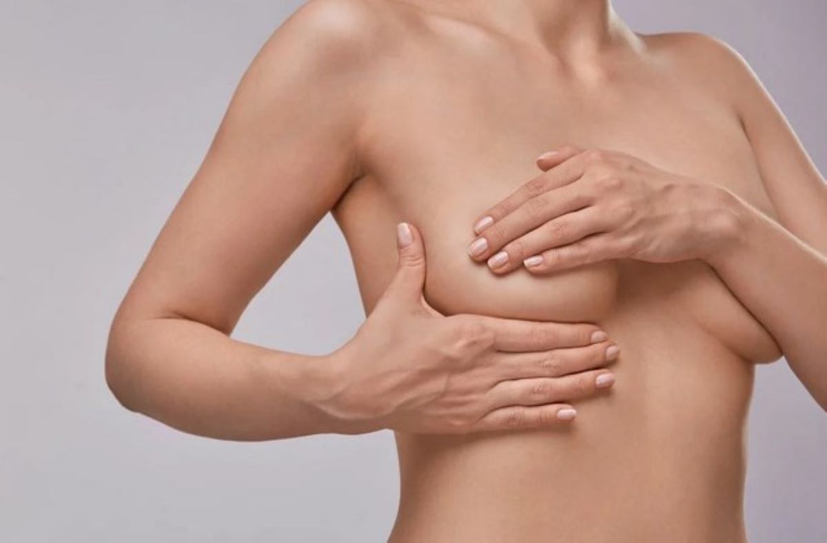 Почему болит грудь перед месячными
