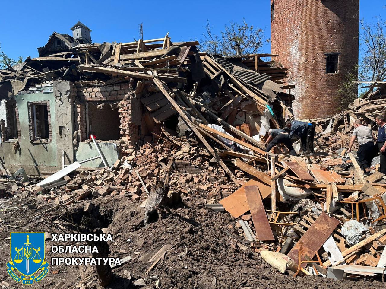 Спасатели показали жуткие кадры последствий удара по Харьковской области — фото