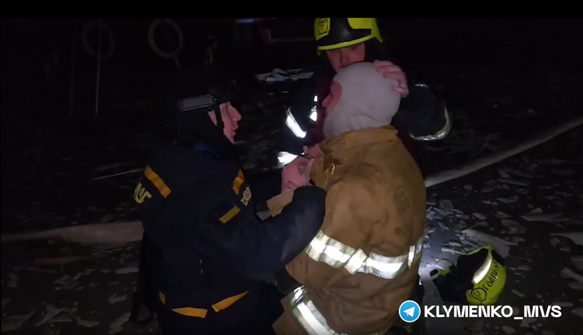 Кадры, что разрывают сердце: спасатель плачет на месте удара в Харькове, где РФ убила его отца-спасателя — фото