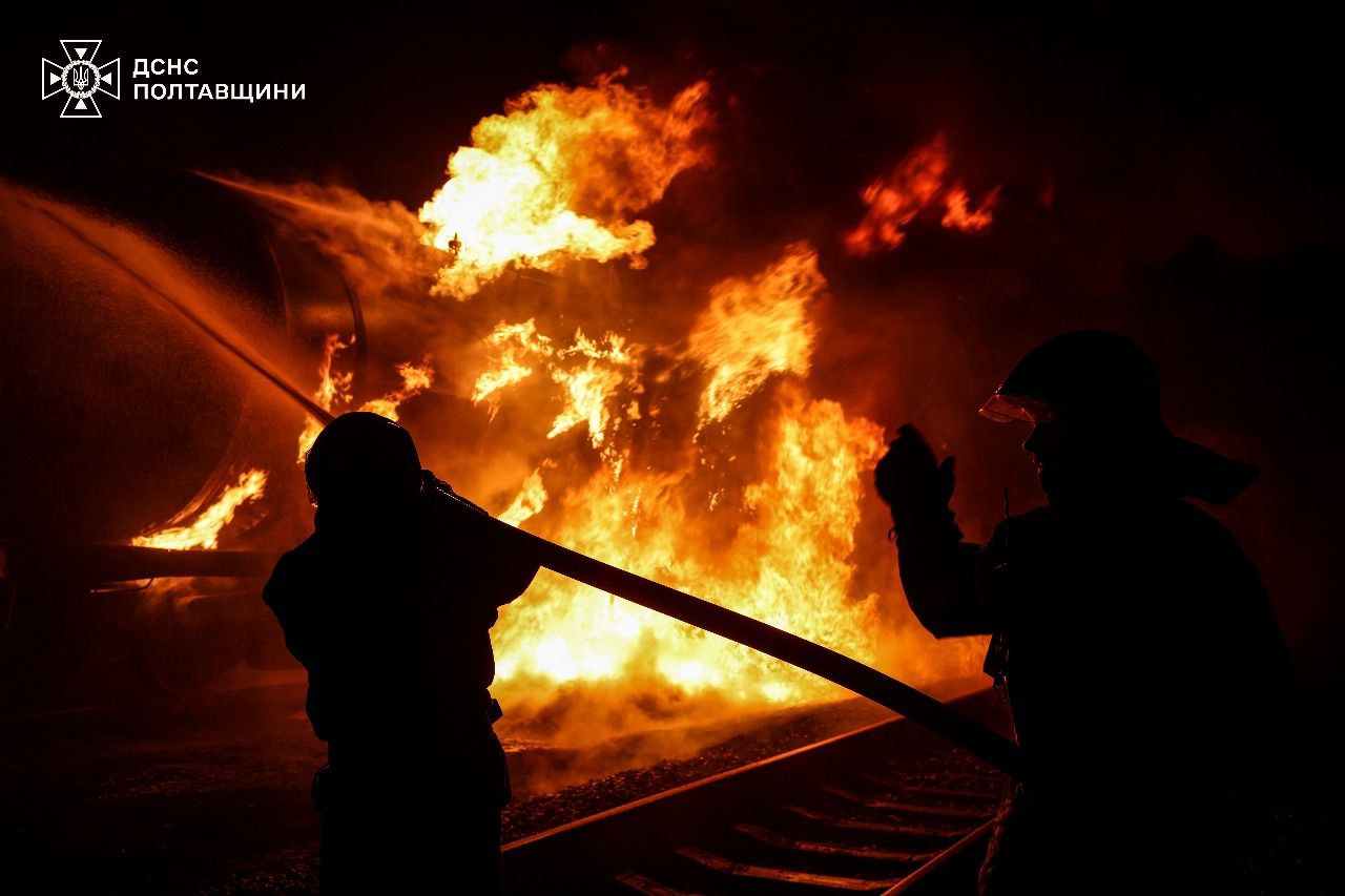 Рятувальники показали кадри наслідків удару по енергооб'єкту у Полтавській області — фото 1