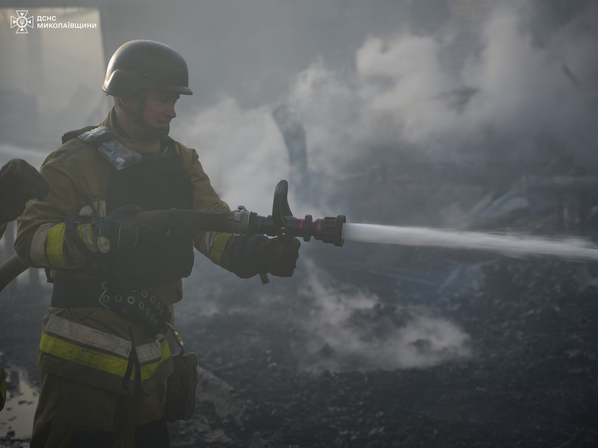 Масштабну пожежу на деревообробному підприємстві у Миколаєві ліквідували: кадри — фото 9