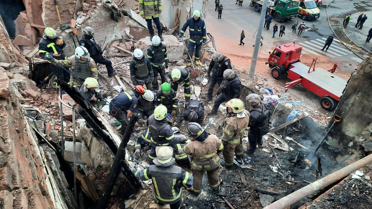В Харькове из-под завалов жилого дома достали тело ребенка: фото — фото