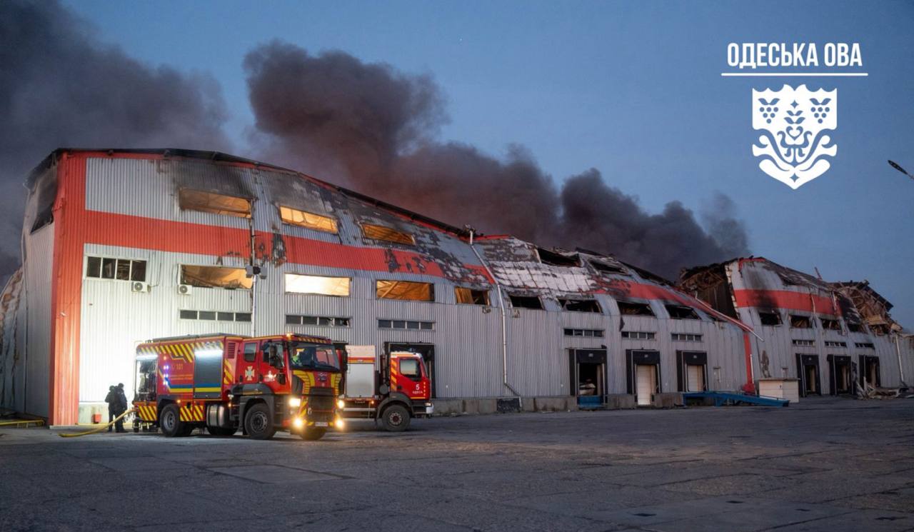 Склад із бойлерами та обігрівачами згорів внаслідок російського удару по Одеській області: фото — фото 1