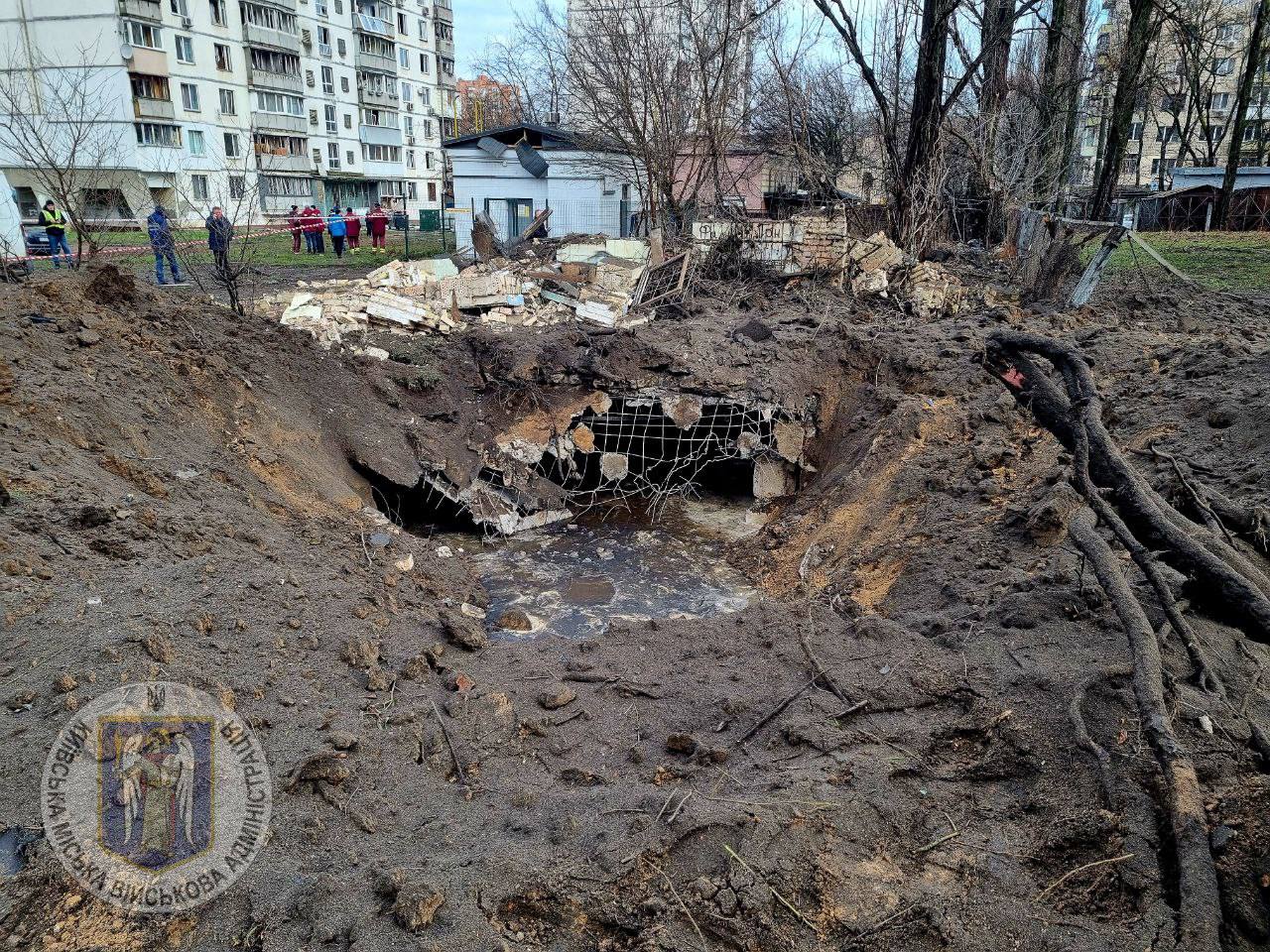 З'явились фото наслідків ракетної атаки на Київ — фото