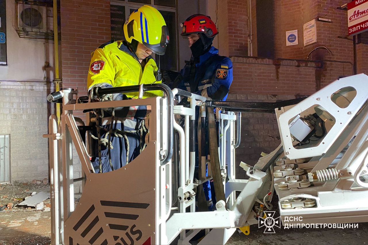 Пять человек считаются пропавшими без вести после удара по многоэтажке в Днепре   — фото 4