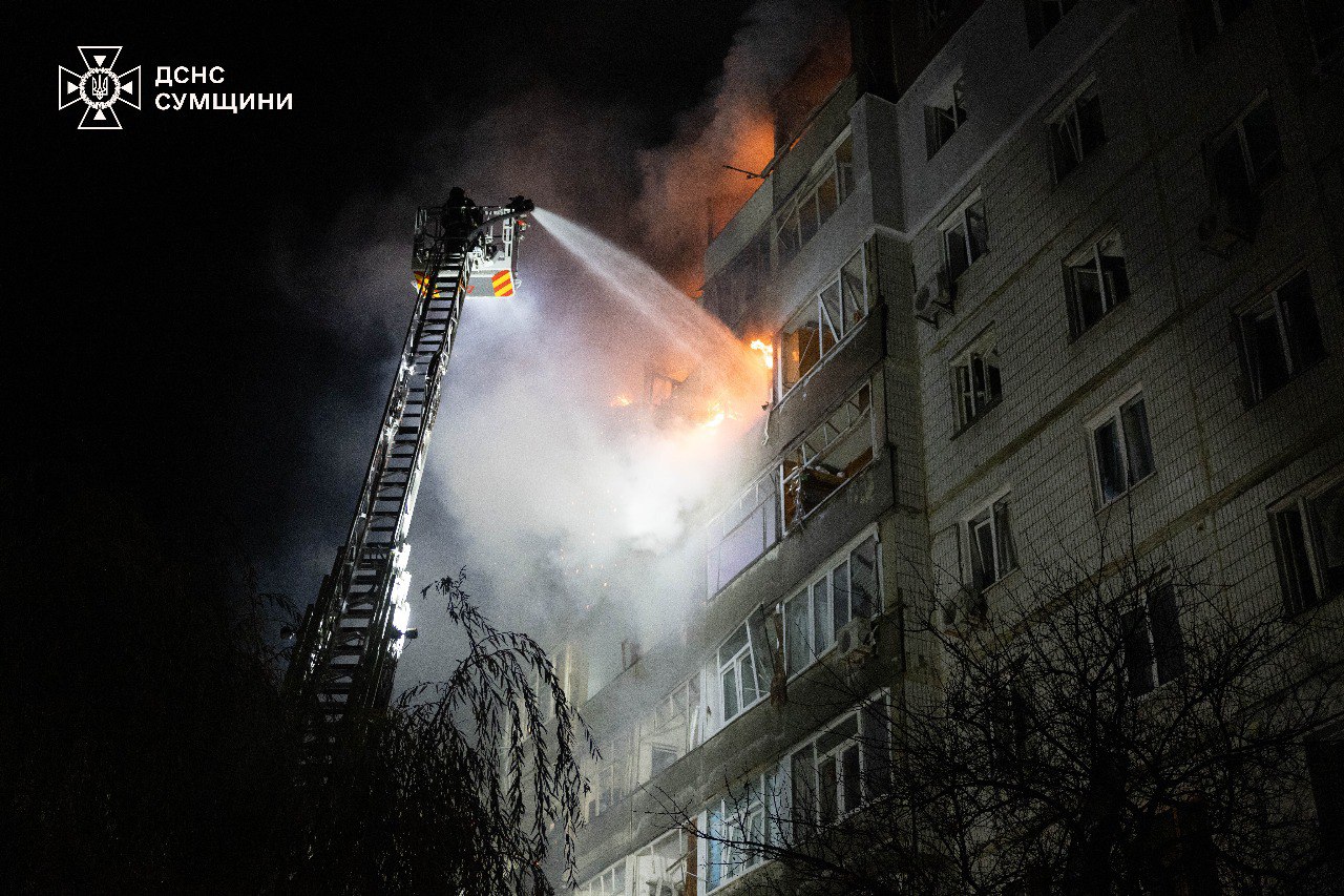 Одинадцять людей постраждали внаслідок російського обстрілу Сум — фото 3
