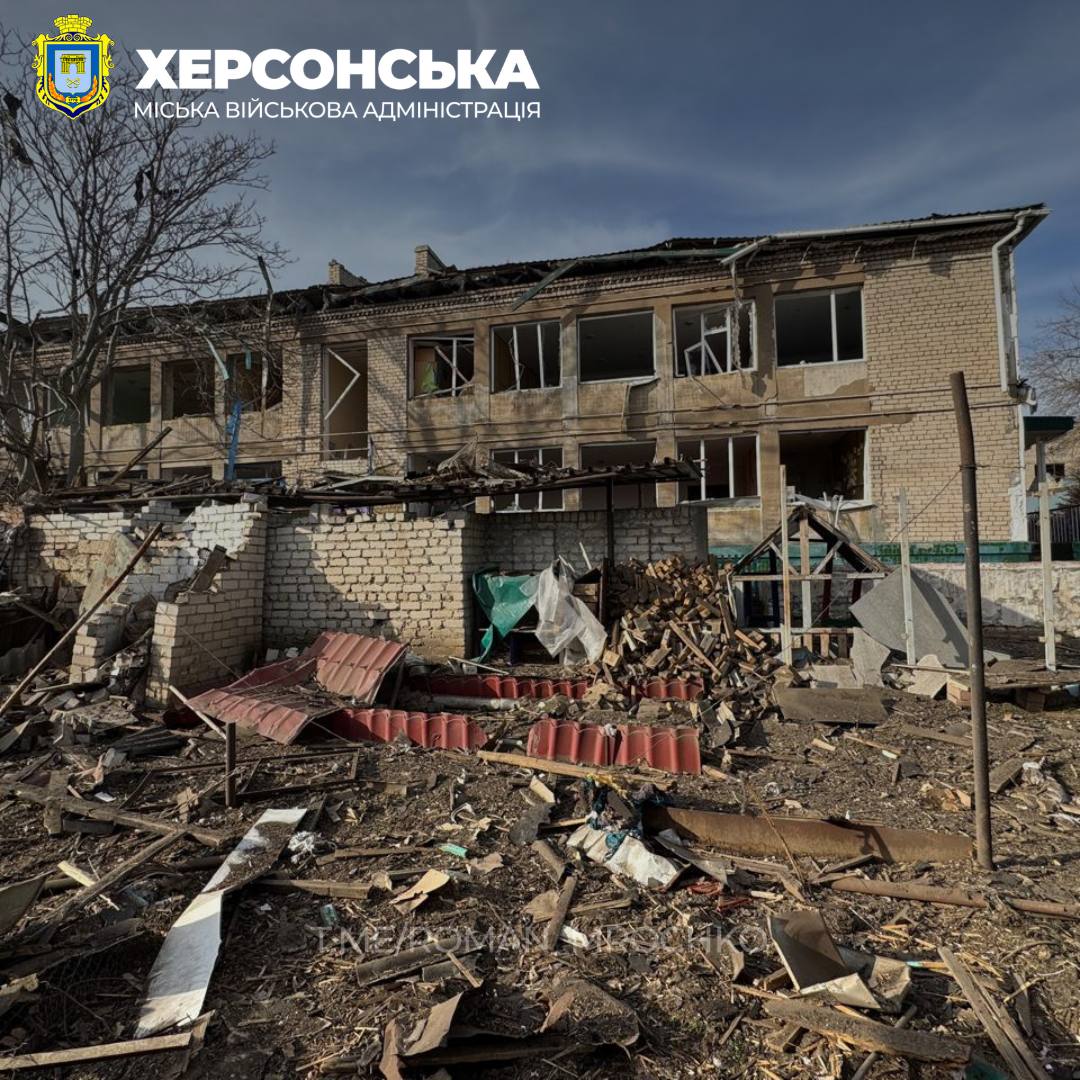 Росія скинула КАБи на дитячий садок та підприємство в Херсоні: кількість поранених зростає (фото, відео) — фото 1