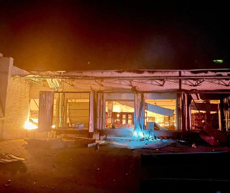 Россия атаковала предприятие в Днепре: был сильный пожар, есть раненые — фото 2