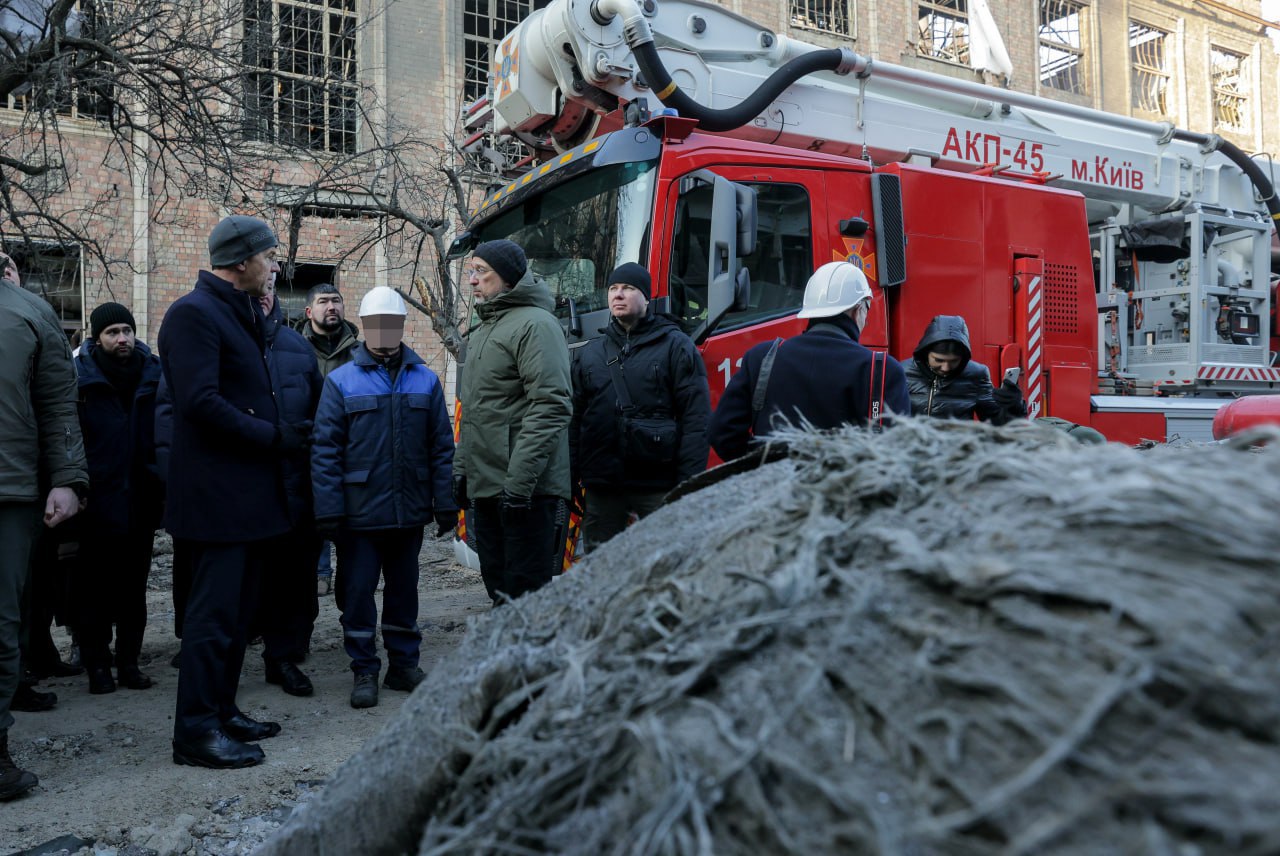 Генсек НАТО Марк Рютте посетил разрушенную российским ударом ТЭЦ в Киеве: фото — фото 10