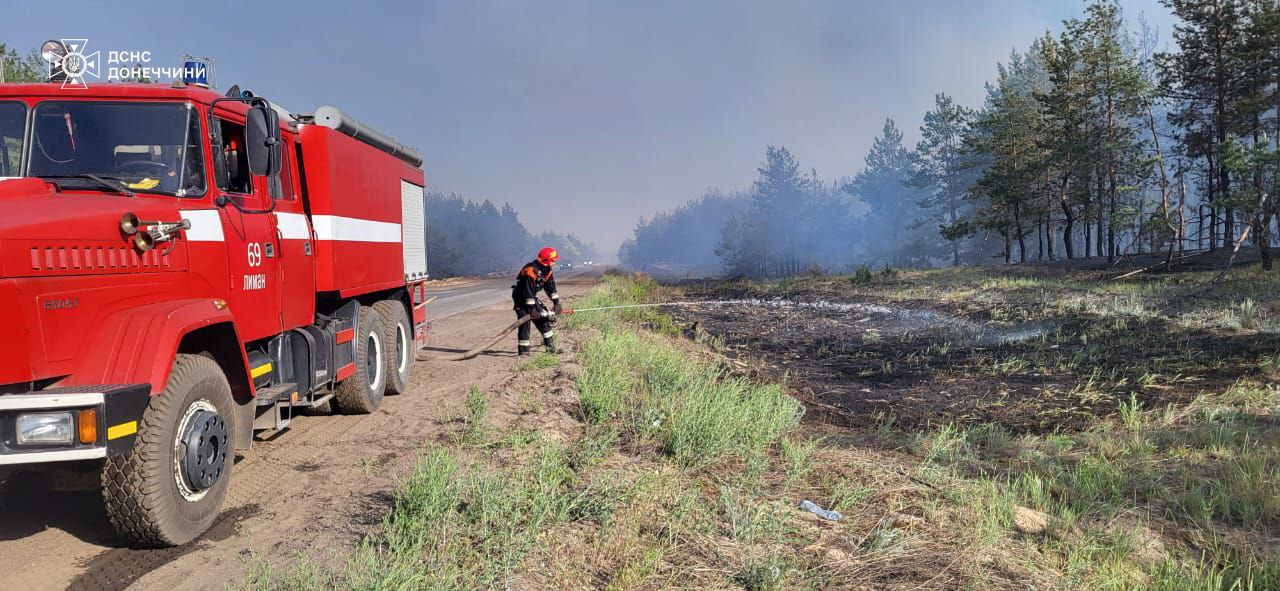 Рятувальникам вдалося загасити масштабну пожежу у лісі під Лиманом після російського обстрілу — фото