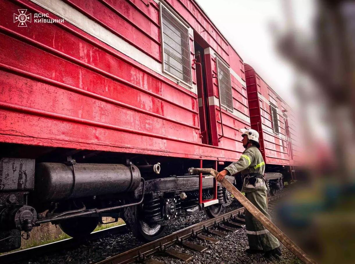 На Київщині нарешті загасили пожежу на промисловому об'єкті — фото 5