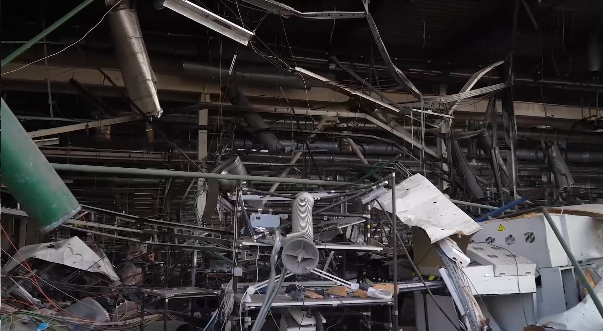 Зеленский показал, что осталось от завода Flextronics в Мукачево, который атаковала Россия: фото, видео — фото 1