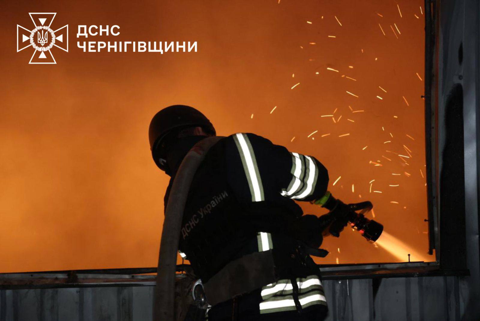 Россия нанесла удары по Нежину: ранены трое людей, повреждена ”Новая почта”, жилой дом, магазин — фото 12