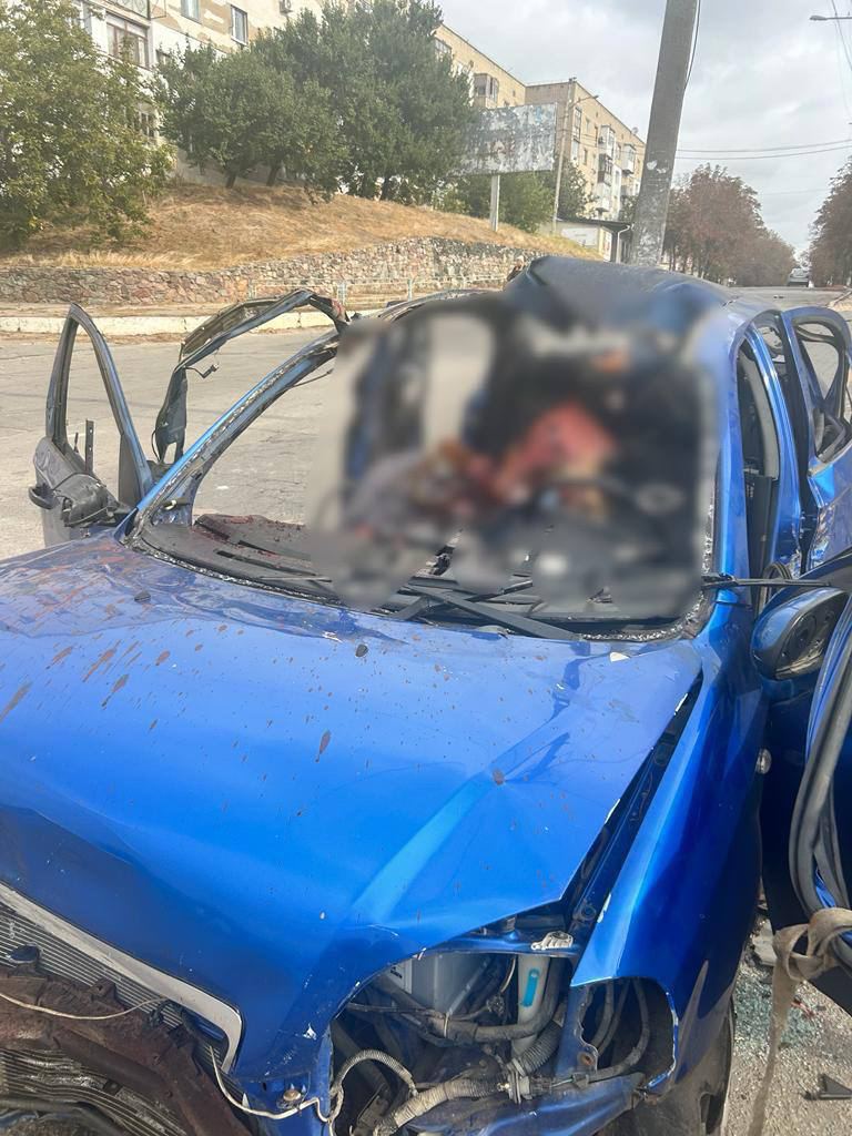 Росіяни скинули вибухівку на авто з цивільними у Бериславі: є загиблі та поранені — фото
