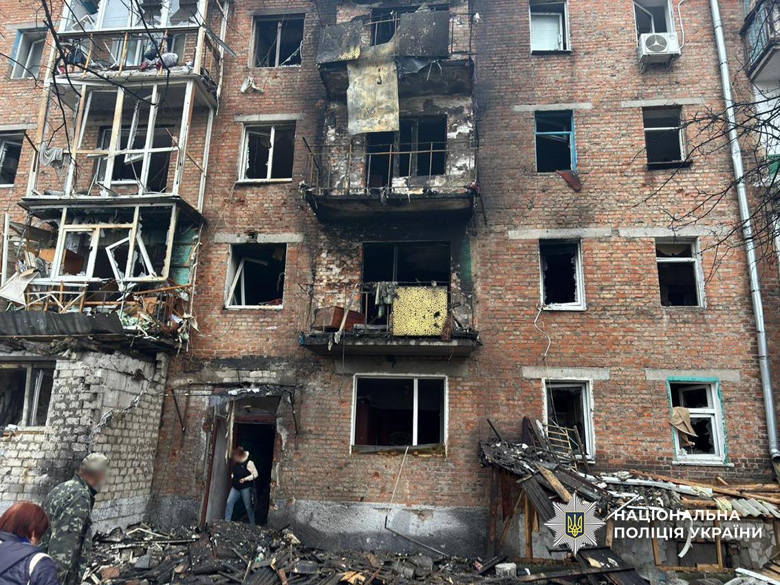 Россия нанесла удары по Нежину: ранены трое людей, повреждена ”Новая почта”, жилой дом, магазин — фото 2