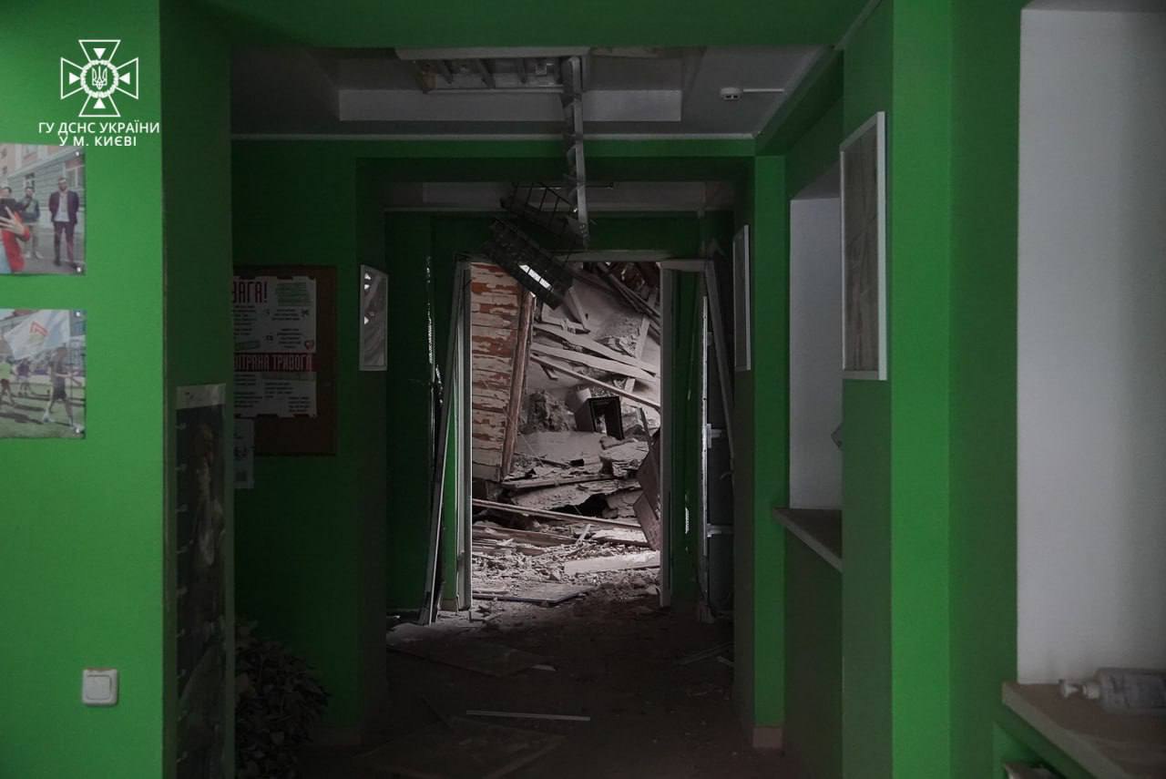Одна из жертв удара по Киеву находится в состоянии клинической смерти: фото последствий — фото 4