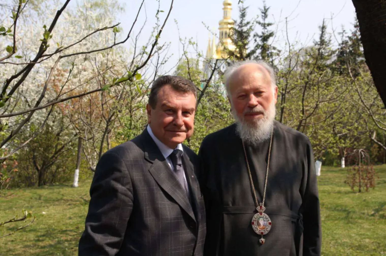 Патріарх Кирило з'явився на публіці з панагією, яку вкрали в українського митрополита — фото 1