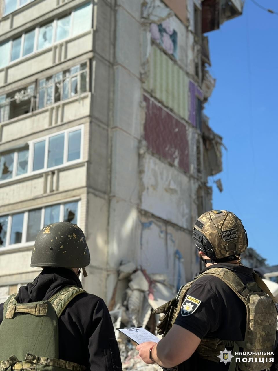 Росіяни скинули на житловий будинок у Вовчанську плануючий боєприпас, є загиблі: фото — фото