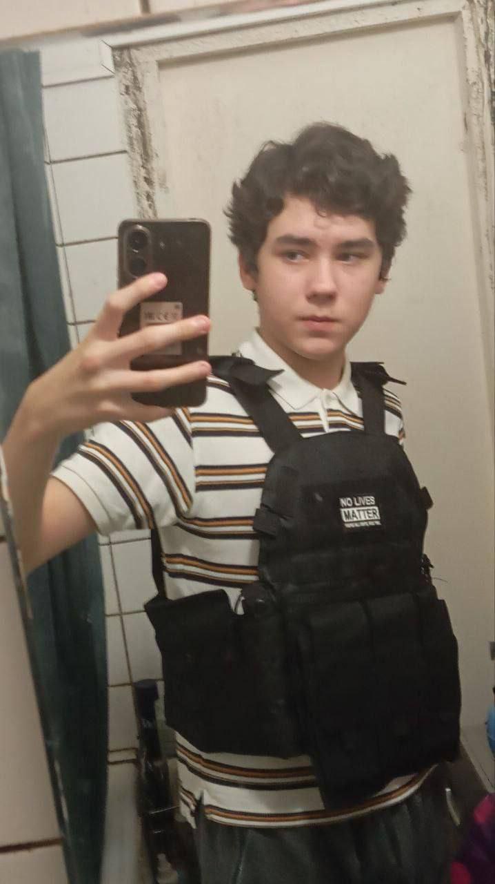 В России подросток-неонацист напал на школьников с ножом: погиб четвероклассник, ранен охранник — фото 1