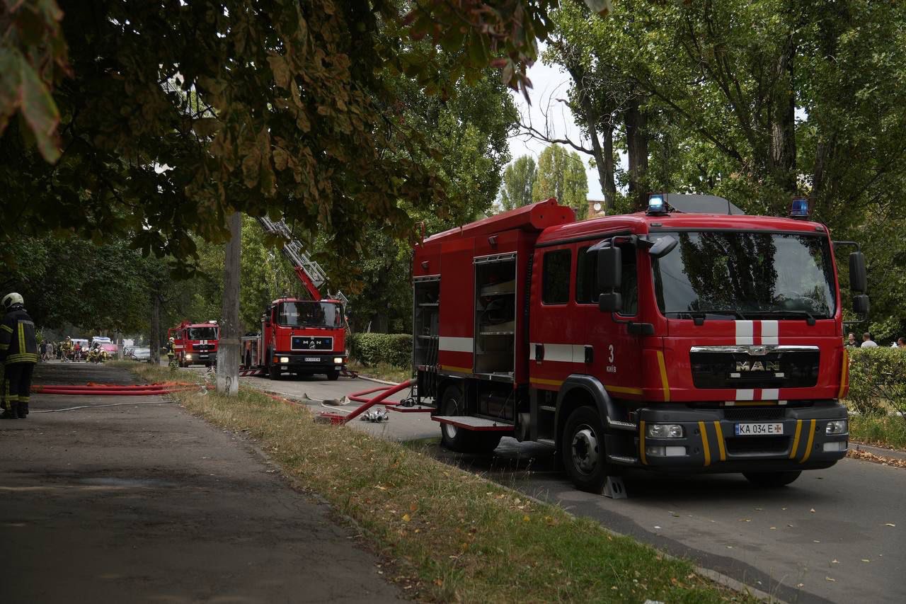 У Києві спалахнула масштабна пожежа: вогонь охопив п'ятиповерхівку (фото) — фото 6