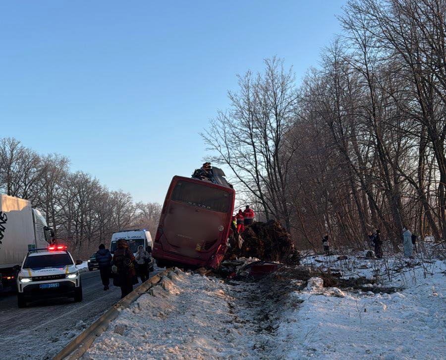 Автобус ”Відень-Київ” потрапив у ДТП у Львівській області: постраждали 9 людей — фото 1