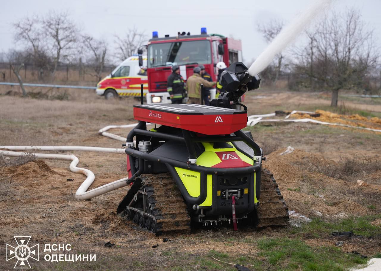 Робот помог спасателям потушить пожар на месте российского удара под Одессой: фото — фото