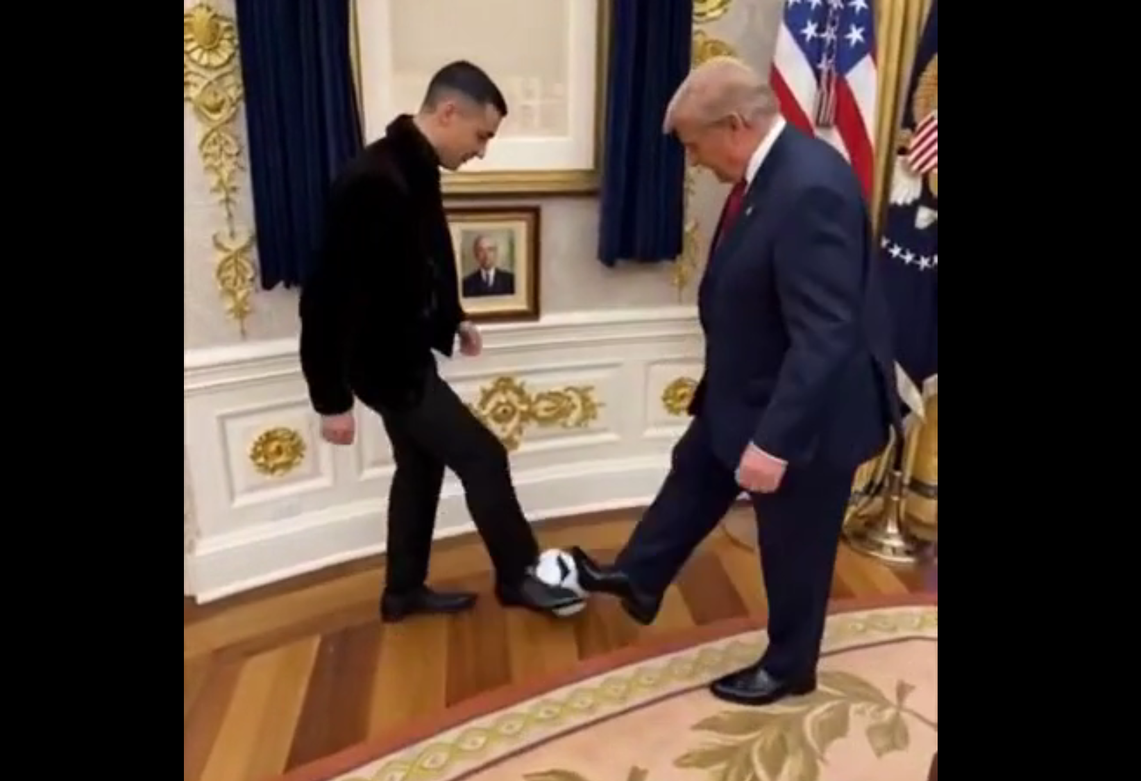 Трамп показал, как играет в футбол с Криштиану Роналду, но видео создал ИИ — фото 4