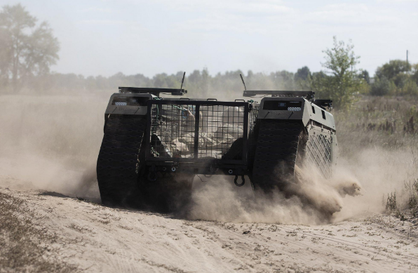 В Украину прибыли уникальные гусеничные беспилотники из Эстонии — фото