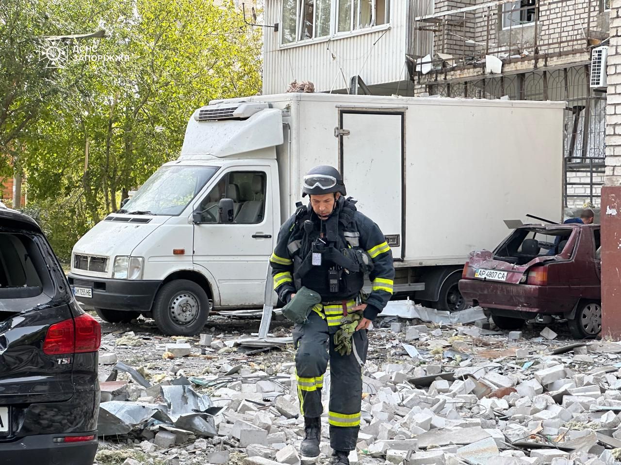 Спасатели показали кадры с места обстрела Запорожья — фото 1