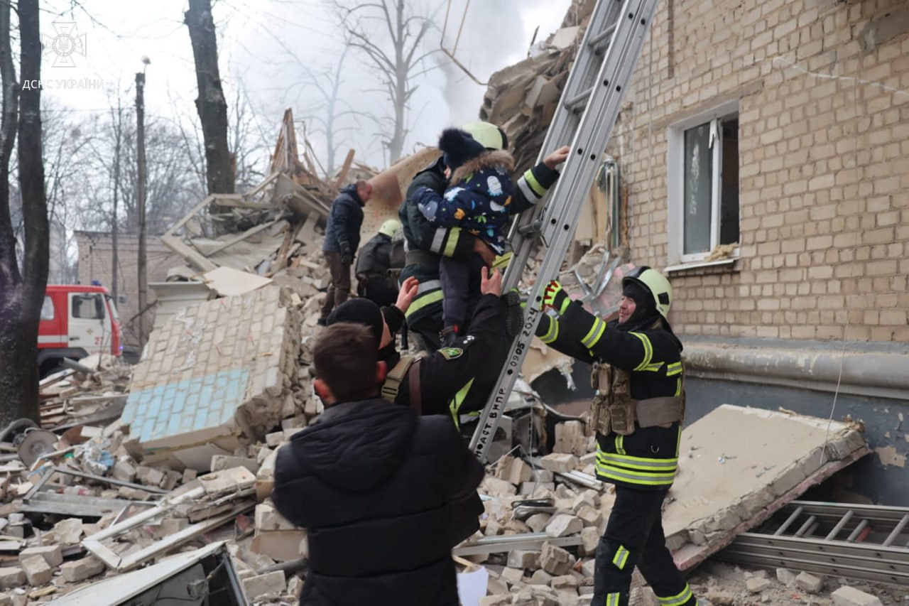 В Харькове из-под завалов достали живого мужчину - его жена и ребенок остались под землей — фото