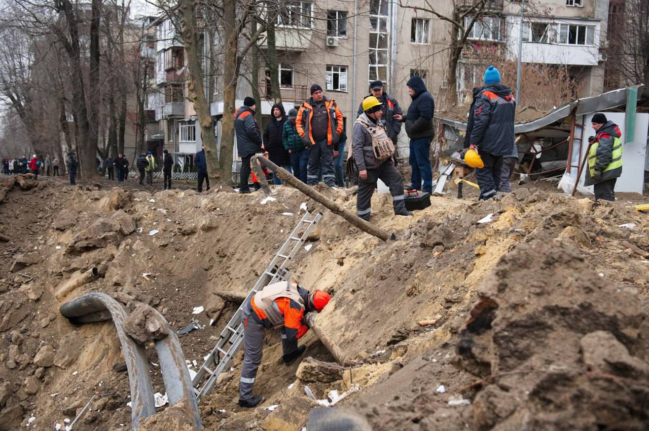 Появились кадры последствий ударов по Харькову: ранены 44 человека — фото 7