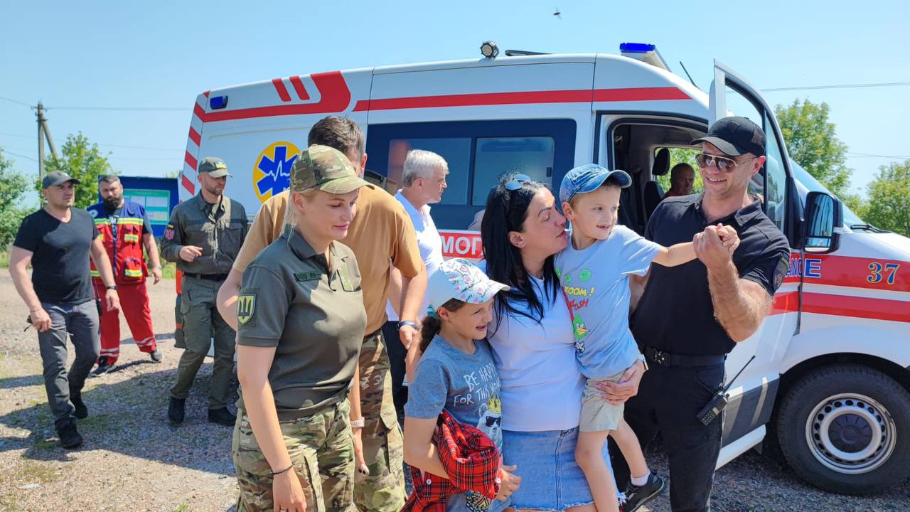 Україна повернула з російського полону 45 військових та 2 дітей: фото — фото