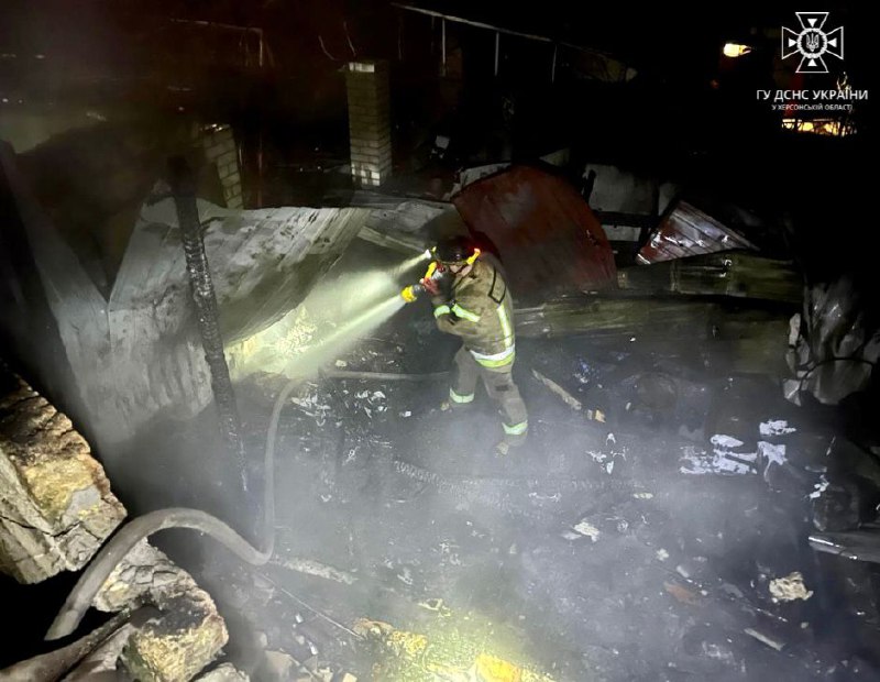 Спасатели показали кадры последствий ночной атаки по Херсону и области — фото
